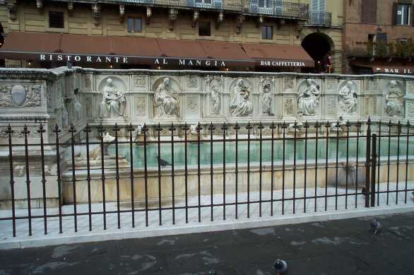Fonte Gaia in Piazza del Campo